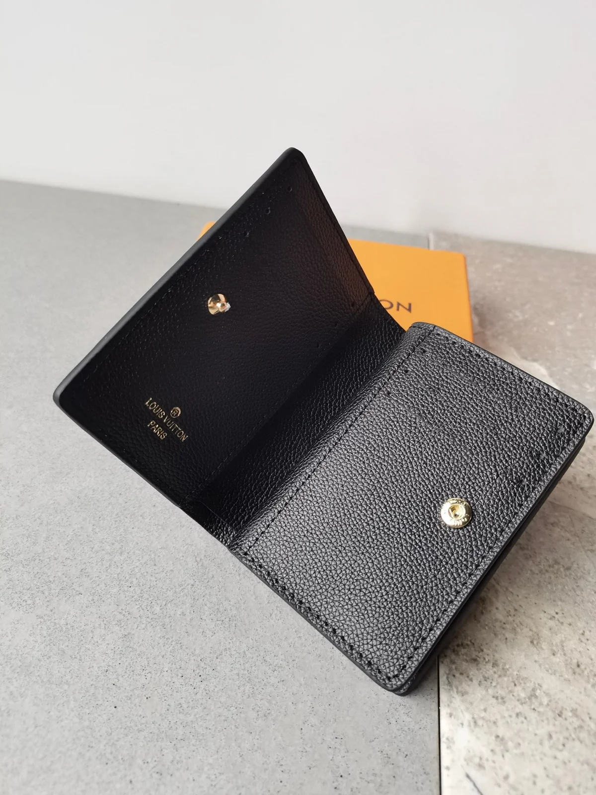 高仿LV Cléa 錢包 | Monogram Empreinte 柔軟粒面牛皮 多功能精緻錢包-M80151