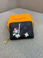 高仿LV 圣诞限定Candy Factory系列Vivienne玩偶拉链零钱包 | Monogram帆布红色甜点主题-M12210：圖片 2