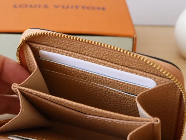 高仿LV Monogram Empreinte拉链零钱包 - 经典Arizona色小巧多功能钱夹-M12760：圖片 6