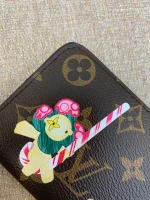 高仿LV 圣诞限定Candy Factory系列Vivienne玩偶拉链零钱包 | Monogram帆布红色甜点主题-M12210：圖片 7