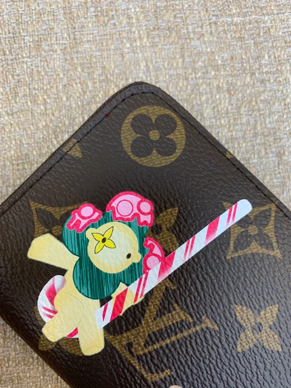 高仿LV 圣诞限定Candy Factory系列Vivienne玩偶拉链零钱包 | Monogram帆布红色甜点主题-M12210：圖片 7