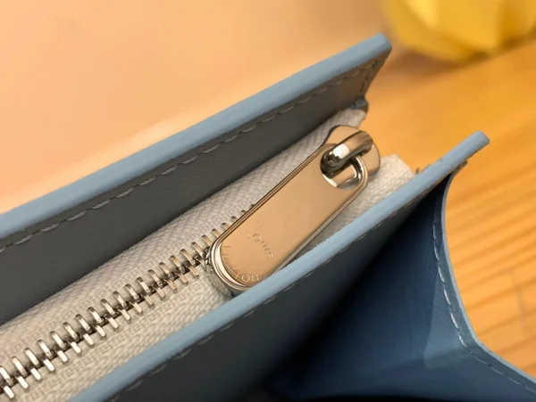 高仿LV Iris 小型錢包 | Mahina皮革 Monogram打孔通花設計-M62542：圖片 9