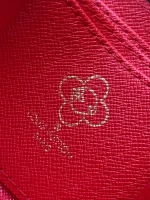 高仿LV 圣诞限定Candy Factory系列Vivienne玩偶拉链零钱包 | Monogram帆布红色甜点主题-M12210：圖片 9
