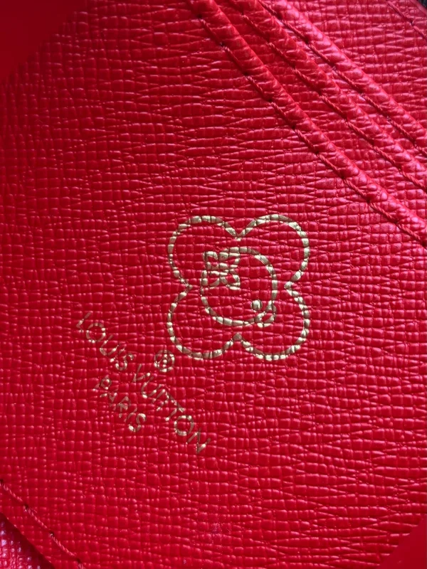 高仿LV 圣诞限定Candy Factory系列Vivienne玩偶拉链零钱包 | Monogram帆布红色甜点主题-M12210：圖片 9