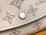高仿LV Iris 小型錢包 | Mahina皮革 Monogram打孔通花設計-M62542：圖片 6