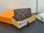 高仿LV Lisa錢包 | Monogram帆布紅色短夾 | LV Circle標誌拉鏈零錢格-M11380：圖片 4