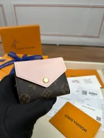 高仿LV Zoé錢包 | Monogram帆布玫瑰粉牛皮 時尚迷你錢包-M62933：圖片 5