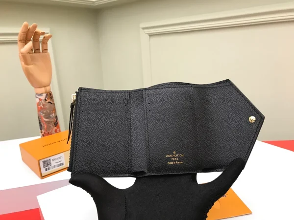 高仿LV Victorine錢包 | Monogram Empreinte皮革 多卡位拉鏈零錢包-M64060：圖片 6