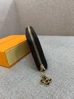 高仿LV 圣诞限定Candy Factory系列Vivienne玩偶拉链零钱包 | Monogram帆布红色甜点主题-M12210：圖片 4