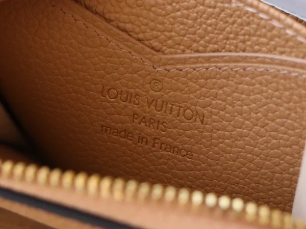 高仿LV Monogram Empreinte拉链零钱包 - 经典Arizona色小巧多功能钱夹-M12760：圖片 8