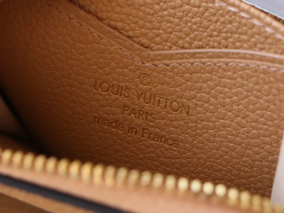 高仿LV Monogram Empreinte拉链零钱包 - 经典Arizona色小巧多功能钱夹-M12760 8 高仿LV Monogram Empreinte拉链零钱包 - 经典Arizona色小巧多功能钱夹-M12760
