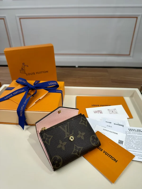 高仿LV Zoé錢包 | Monogram帆布玫瑰粉牛皮 時尚迷你錢包-M62933：圖片 6