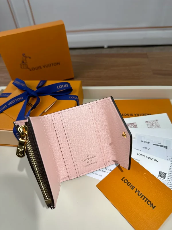 高仿LV Zoé錢包 | Monogram帆布玫瑰粉牛皮 時尚迷你錢包-M62933：圖片 7