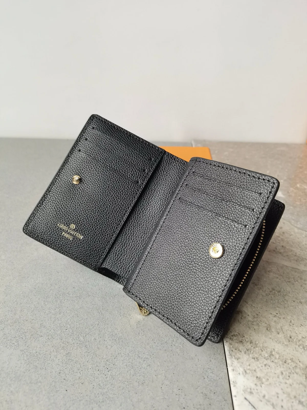 高仿LV Cléa 錢包 | Monogram Empreinte 柔軟粒面牛皮 多功能精緻錢包-M80151