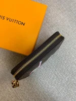 高仿LV 圣诞限定Candy Factory系列Vivienne玩偶拉链零钱包 | Monogram帆布红色甜点主题-M12210：圖片 6