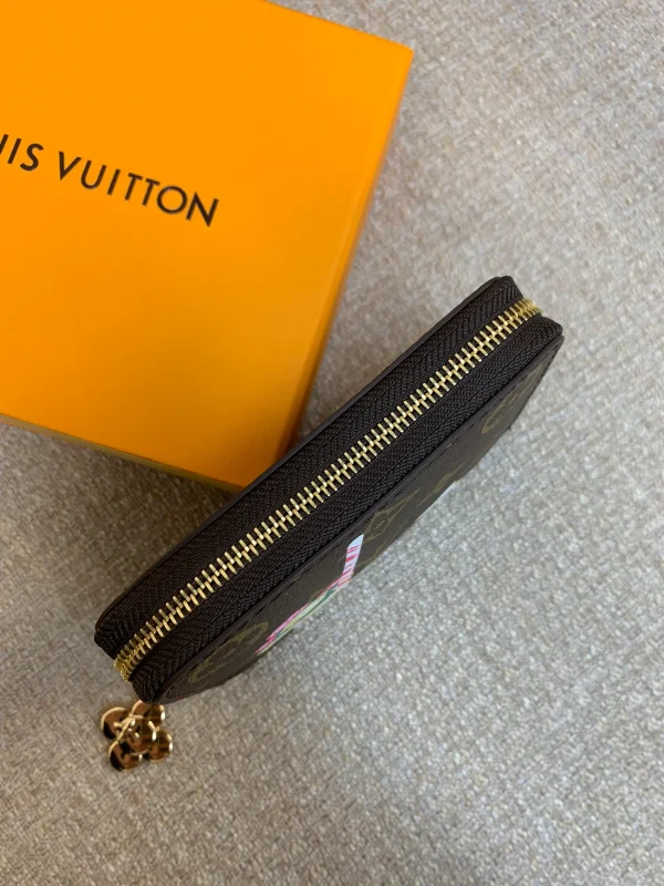 高仿LV 圣诞限定Candy Factory系列Vivienne玩偶拉链零钱包 | Monogram帆布红色甜点主题-M12210：圖片 6