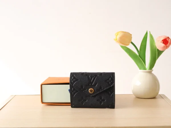 高仿LV Zoé 钱包 - 时尚小巧Monogram Empreinte皮革钱夹-M62935：圖片 2