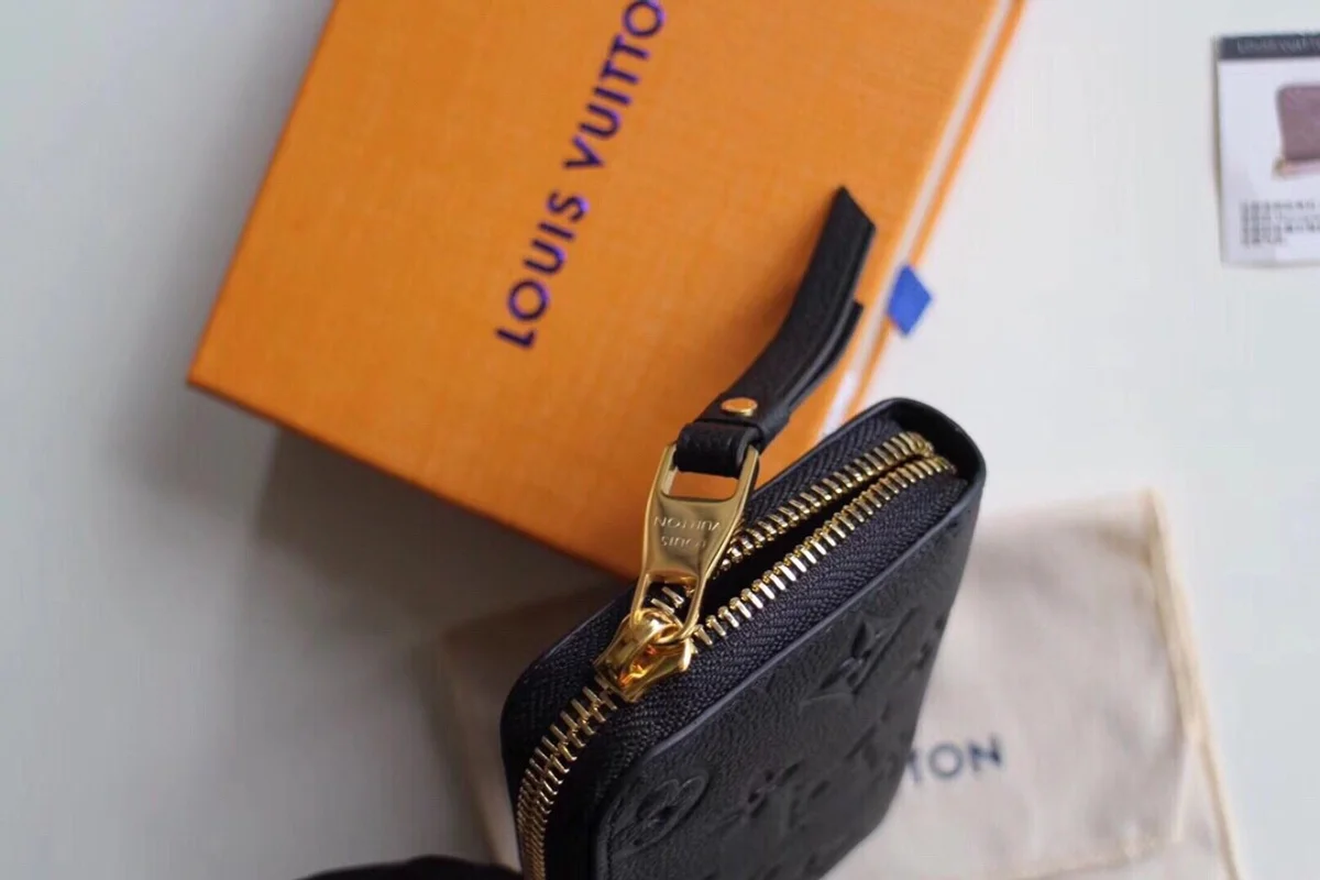 高仿LV Monogram Empreinte拉链零钱包 - 奢华便携信用卡现金收纳-M60574 5 高仿LV Monogram Empreinte拉链零钱包 - 奢华便携信用卡现金收纳-M60574