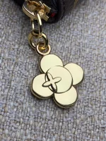 高仿LV 圣诞限定Candy Factory系列Vivienne玩偶拉链零钱包 | Monogram帆布红色甜点主题-M12210：圖片 10
