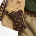 高仿LV Pharrell Williams設計LV Bone Key Pouch狗骨頭鑰匙零錢包 | Monogram帆布奢華配飾-M12616