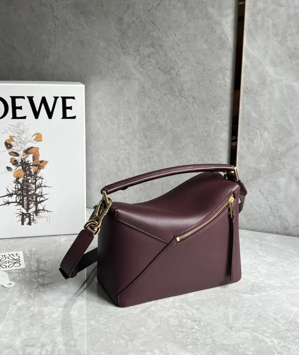 高仿羅意威/LOEWE 單肩包酒紅色：圖片 6