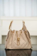 Chanel/香奈兒 25S Small Hobo 抽绳水桶包 杏色鱼子酱：圖片 15