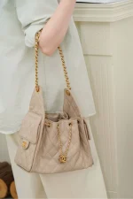 Chanel/香奈兒 25S Small Hobo 抽绳水桶包 杏色鱼子酱：圖片 7