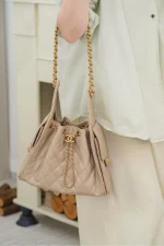 Chanel/香奈兒 25S Small Hobo 抽绳水桶包 杏色鱼子酱：圖片 10