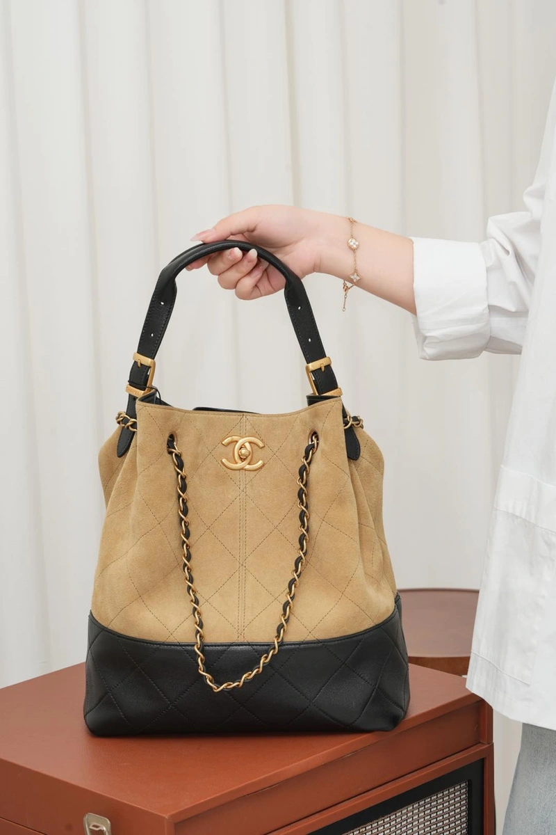 Chanel/香奈兒 25A 麂皮杏色水桶包