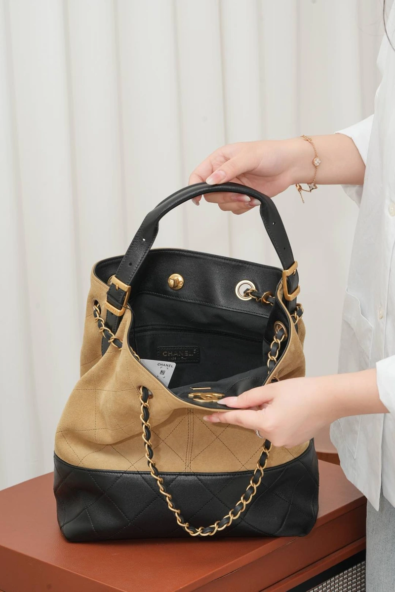 Chanel/香奈兒 25A 麂皮杏色水桶包