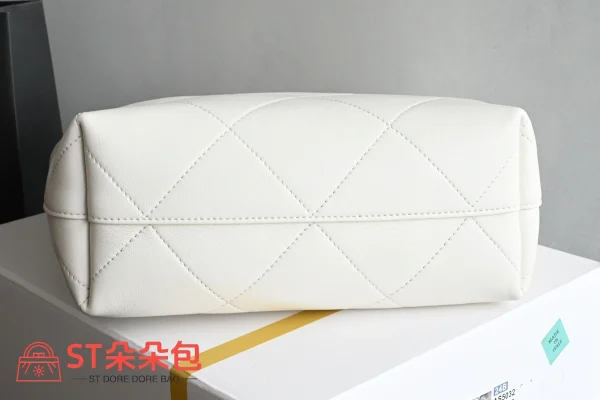 高仿香奈兒/Chanel 25P 白色絎縫Hobo嬉皮包 小號：圖片 4