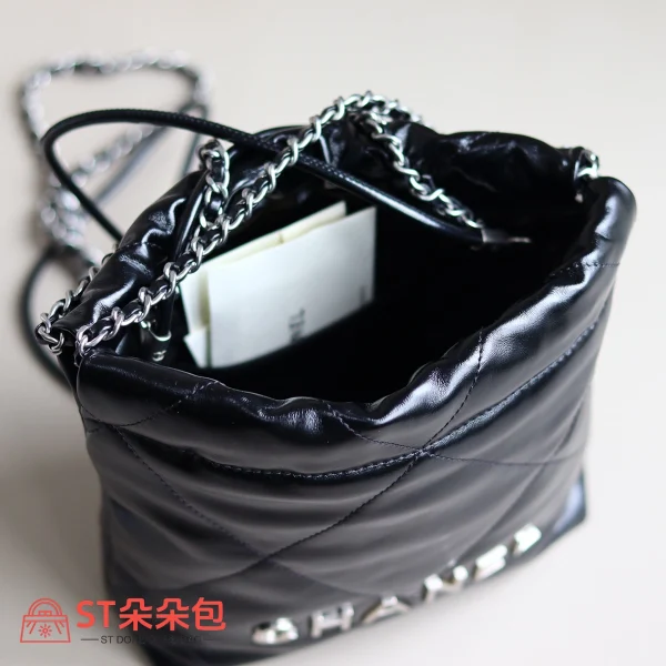 高仿香奈兒/Chanel 22 Mini 垃圾袋肩背包｜黑色亮面牛皮：圖片 5