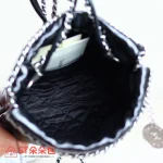 高仿香奈兒/Chanel 22 Mini 垃圾袋肩背包｜黑色亮面牛皮：圖片 8