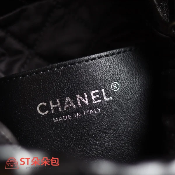 高仿香奈兒/Chanel 22 Mini 垃圾袋肩背包｜黑色亮面牛皮：圖片 9