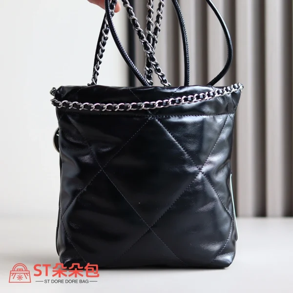 高仿香奈兒/Chanel 22 Mini 垃圾袋肩背包｜黑色亮面牛皮：圖片 10