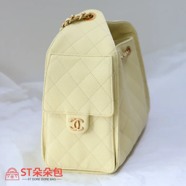高仿香奈兒/CHANEL 25C Hobo 肩背包｜魚子醬小牛皮亮黃色：圖片 4