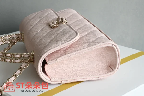 高仿香奈兒/Chanel 經典WOC系列 菱格紋翻蓋鏈條手拿包 粉紅色：圖片 5