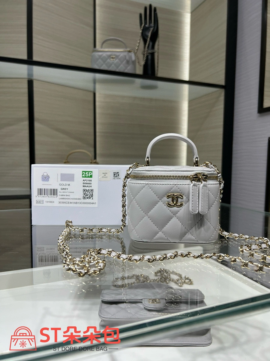 高仿香奈兒/Chanel 24P 早秋迷你菱格紋化妝包 淺灰色 2 高仿香奈兒/Chanel 24P 早秋迷你菱格紋化妝包 淺灰色