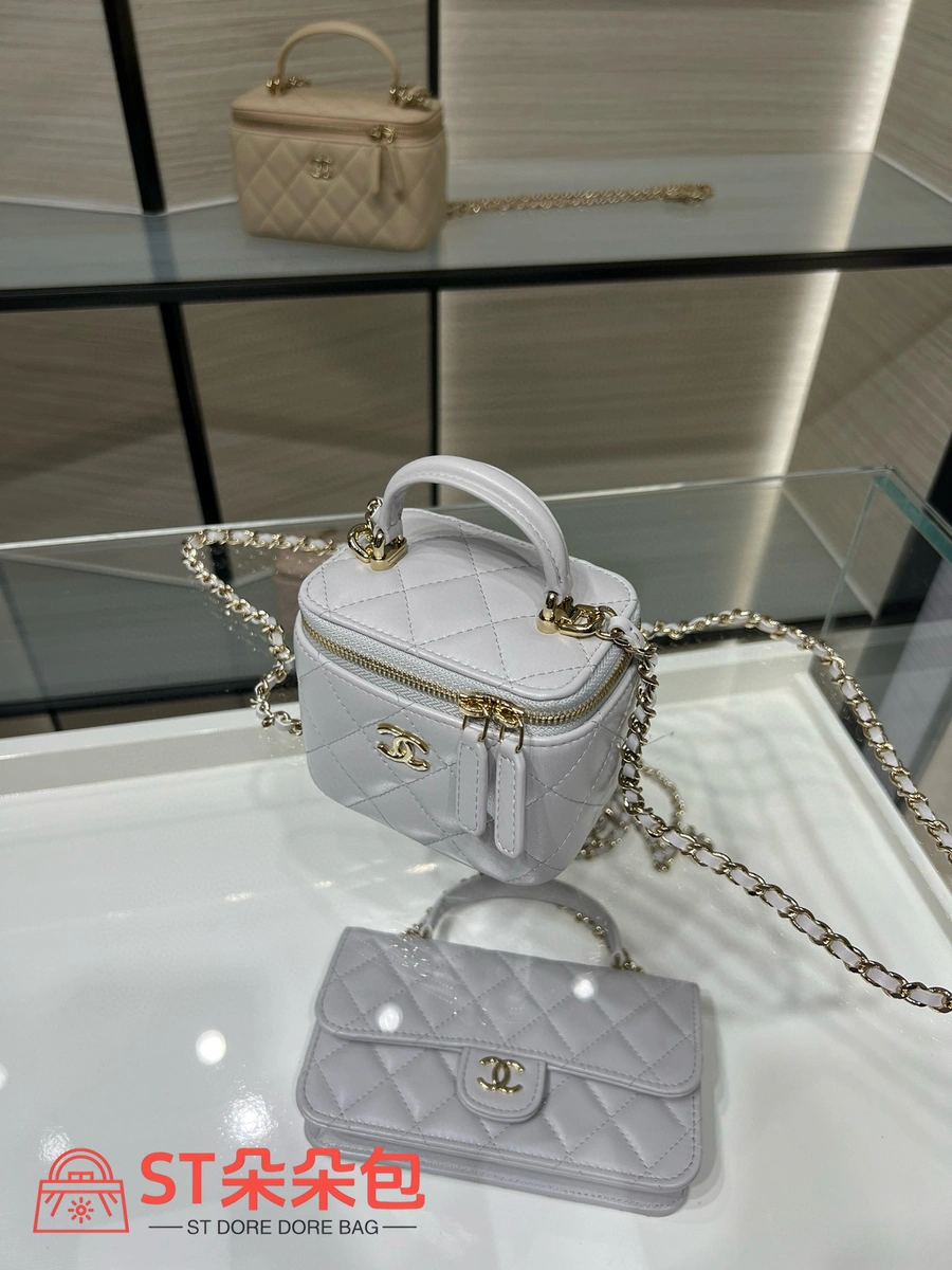 高仿香奈兒/Chanel 24P 早秋迷你菱格紋化妝包 淺灰色 7 高仿香奈兒/Chanel 24P 早秋迷你菱格紋化妝包 淺灰色