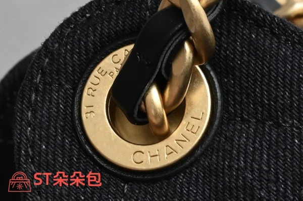 高仿香奈兒/Chanel Deauville 絎縫菱格紋雙C鏈條抽繩托特包 黑色：圖片 8