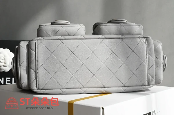 高仿香奈兒/Chanel 19系列菱格紋雙C鏈條肩包 淺灰色：圖片 4