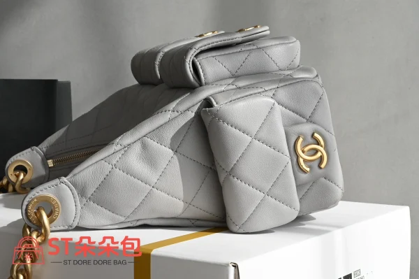 高仿香奈兒/Chanel 19系列菱格紋雙C鏈條肩包 淺灰色：圖片 5