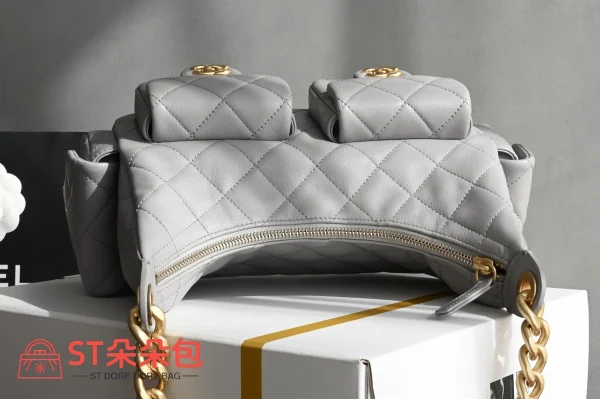 高仿香奈兒/Chanel 19系列菱格紋雙C鏈條肩包 淺灰色：圖片 6