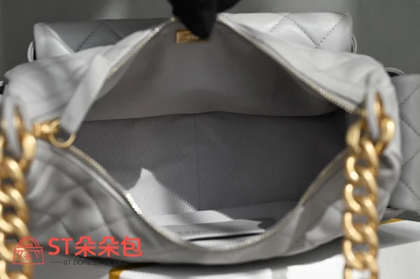 高仿香奈兒/Chanel 19系列菱格紋雙C鏈條肩包 淺灰色：圖片 10