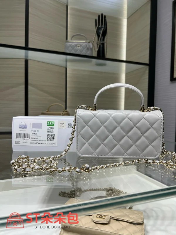 高仿香奈兒/Chanel Classic Flap系列 Mini帶手柄淺灰色：圖片 3