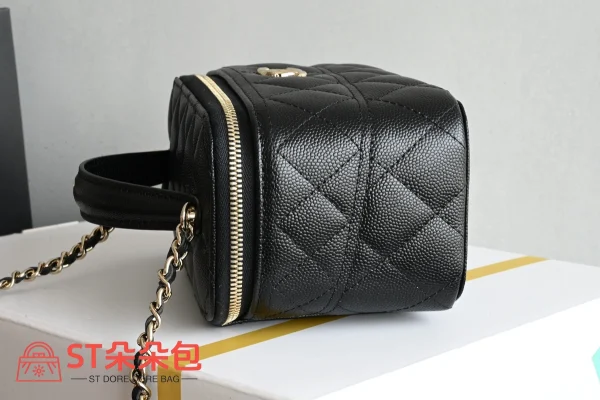 高仿香奈兒/Chanel Vanity Case 菱格紋雙C扣鏈條黑色化妝包：圖片 5