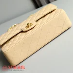 高仿香奈兒/Chanel Classic Flap 中號杏色魚子醬牛皮肩背包：圖片 5