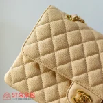 高仿香奈兒/Chanel Classic Flap 中號杏色魚子醬牛皮肩背包：圖片 6