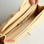 高仿香奈兒/Chanel Classic Flap 中號杏色魚子醬牛皮肩背包：圖片 8