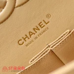 高仿香奈兒/Chanel Classic Flap 中號杏色魚子醬牛皮肩背包：圖片 9